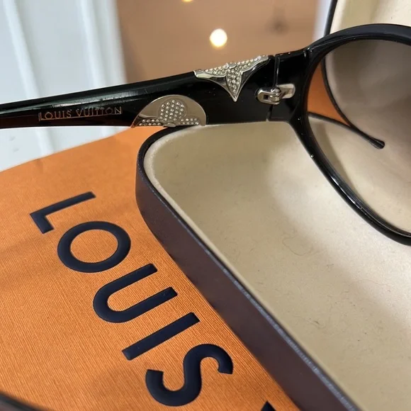LOUIS VUITTON “IRIS” Sunnies😎 - Picture 5 of 17